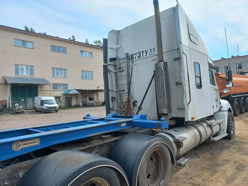 Freightliner Columbia, 2002 год, 2 850 000 рублей, 2 фотография