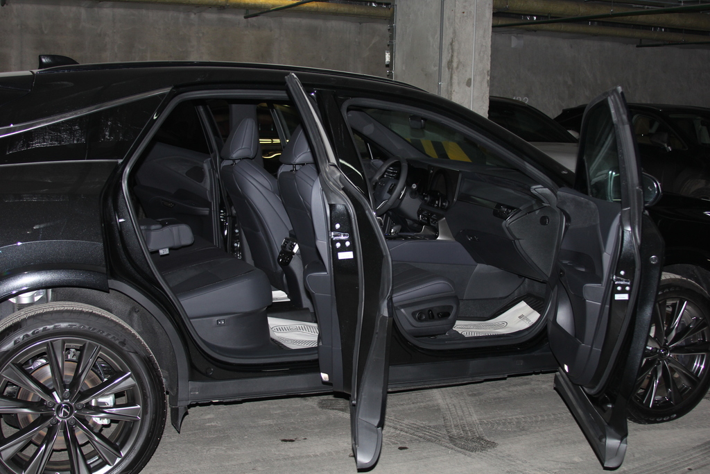 Lexus RX IV рестайлинг, 2023 год, 9 300 000 рублей, 14 фотография