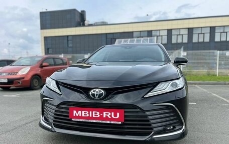 Toyota Camry, 2021 год, 3 250 000 рублей, 2 фотография