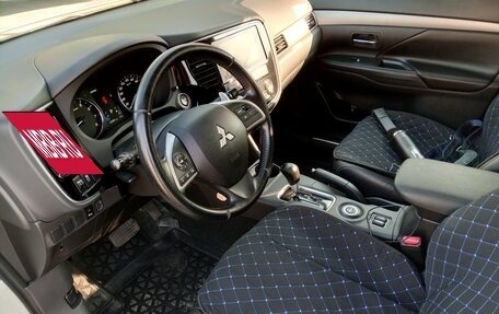 Mitsubishi Outlander III рестайлинг 3, 2013 год, 1 690 000 рублей, 10 фотография