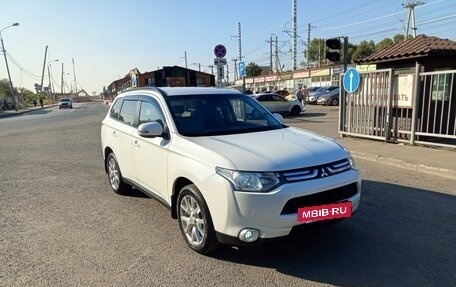 Mitsubishi Outlander III рестайлинг 3, 2013 год, 1 690 000 рублей, 4 фотография