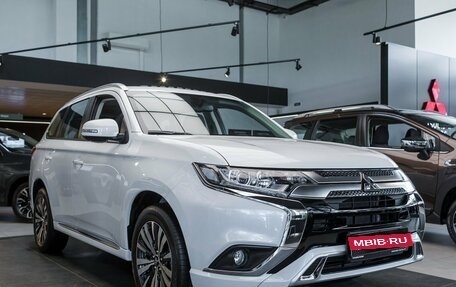 Mitsubishi Outlander III рестайлинг 3, 2022 год, 4 850 000 рублей, 3 фотография