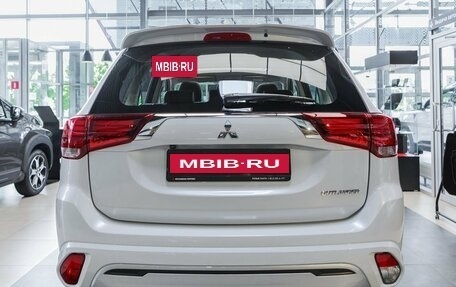 Mitsubishi Outlander III рестайлинг 3, 2022 год, 4 850 000 рублей, 6 фотография