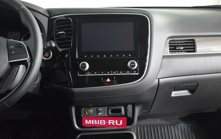 Mitsubishi Outlander III рестайлинг 3, 2022 год, 3 700 000 рублей, 7 фотография