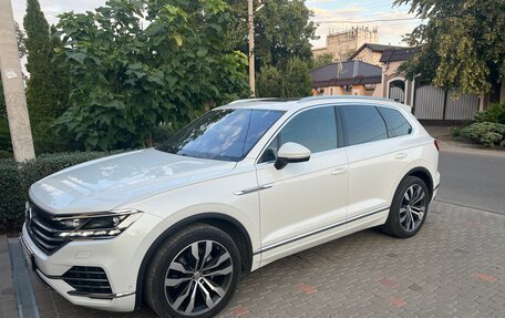 Volkswagen Touareg III, 2018 год, 5 800 000 рублей, 2 фотография