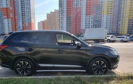 Mitsubishi Outlander III рестайлинг 3, 2017 год, 2 300 000 рублей, 14 фотография