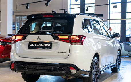 Mitsubishi Outlander III рестайлинг 3, 2022 год, 4 590 000 рублей, 6 фотография