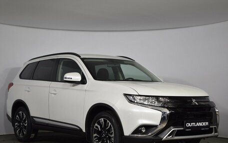 Mitsubishi Outlander III рестайлинг 3, 2022 год, 3 650 000 рублей, 3 фотография