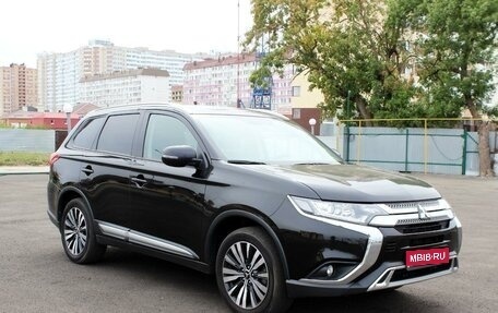 Mitsubishi Outlander III рестайлинг 3, 2019 год, 2 450 000 рублей, 1 фотография