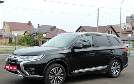 Mitsubishi Outlander III рестайлинг 3, 2019 год, 2 450 000 рублей, 5 фотография