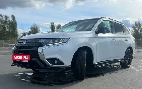 Mitsubishi Outlander III рестайлинг 3, 2022 год, 3 500 000 рублей, 2 фотография