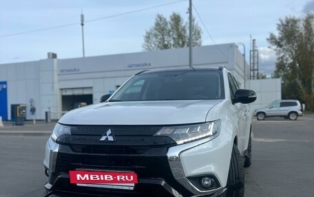 Mitsubishi Outlander III рестайлинг 3, 2022 год, 3 500 000 рублей, 4 фотография