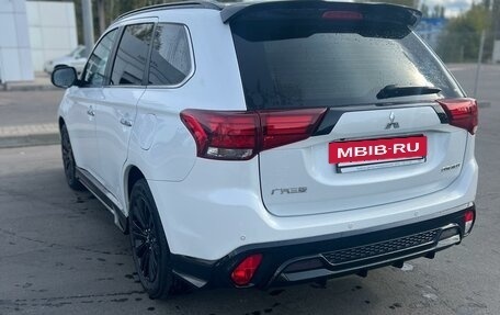 Mitsubishi Outlander III рестайлинг 3, 2022 год, 3 500 000 рублей, 8 фотография