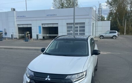 Mitsubishi Outlander III рестайлинг 3, 2022 год, 3 500 000 рублей, 3 фотография