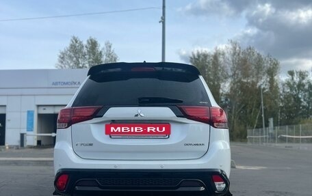 Mitsubishi Outlander III рестайлинг 3, 2022 год, 3 500 000 рублей, 6 фотография