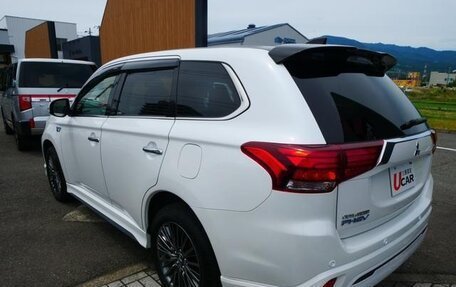 Mitsubishi Outlander III рестайлинг 3, 2020 год, 2 350 000 рублей, 6 фотография