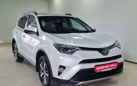 Toyota RAV4, 2018 год, 2 430 000 рублей, 3 фотография