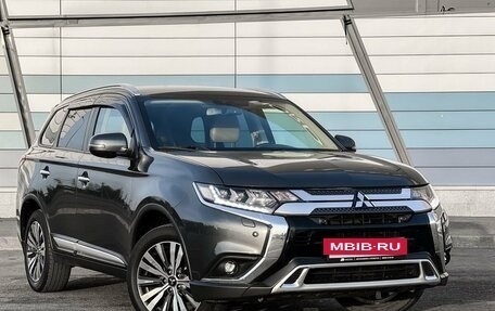 Mitsubishi Outlander III рестайлинг 3, 2020 год, 3 199 000 рублей, 3 фотография