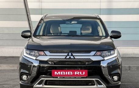 Mitsubishi Outlander III рестайлинг 3, 2020 год, 3 199 000 рублей, 2 фотография