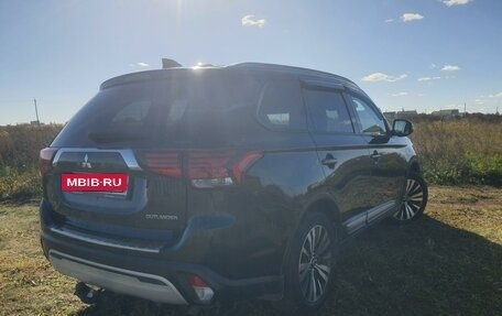 Mitsubishi Outlander III рестайлинг 3, 2019 год, 2 450 000 рублей, 3 фотография