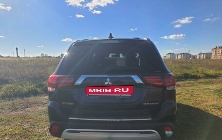 Mitsubishi Outlander III рестайлинг 3, 2019 год, 2 450 000 рублей, 4 фотография