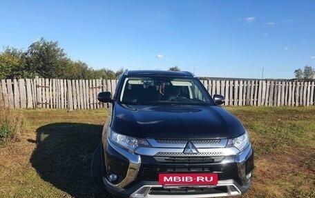 Mitsubishi Outlander III рестайлинг 3, 2019 год, 2 450 000 рублей, 7 фотография