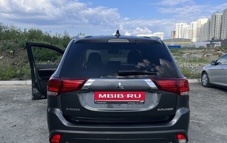 Mitsubishi Outlander III рестайлинг 3, 2018 год, 1 720 000 рублей, 2 фотография