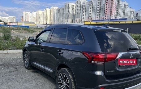 Mitsubishi Outlander III рестайлинг 3, 2018 год, 1 720 000 рублей, 3 фотография