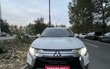 Mitsubishi Outlander III рестайлинг 3, 2019 год, 2 600 000 рублей, 1 фотография