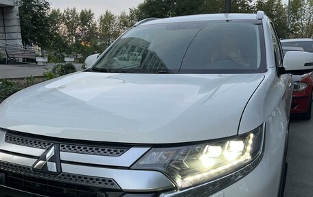 Mitsubishi Outlander III рестайлинг 3, 2019 год, 2 600 000 рублей, 5 фотография