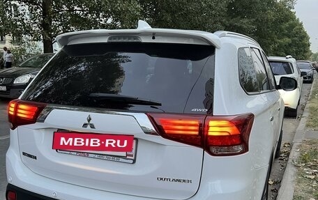 Mitsubishi Outlander III рестайлинг 3, 2019 год, 2 600 000 рублей, 4 фотография