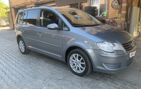 Volkswagen Touran III, 2010 год, 900 000 рублей, 2 фотография