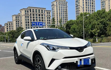 Toyota C-HR I рестайлинг, 2020 год, 2 000 000 рублей, 3 фотография