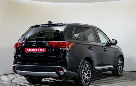 Mitsubishi Outlander III рестайлинг 3, 2018 год, 2 299 000 рублей, 5 фотография