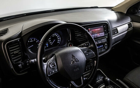 Mitsubishi Outlander III рестайлинг 3, 2018 год, 2 299 000 рублей, 16 фотография