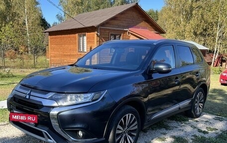 Mitsubishi Outlander III рестайлинг 3, 2020 год, 2 850 000 рублей, 7 фотография