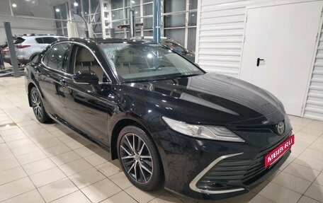 Toyota Camry, 2021 год, 3 640 000 рублей, 2 фотография