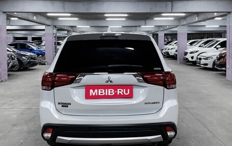 Mitsubishi Outlander III рестайлинг 3, 2018 год, 2 390 000 рублей, 6 фотография