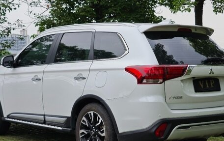 Mitsubishi Outlander III рестайлинг 3, 2020 год, 2 550 000 рублей, 5 фотография