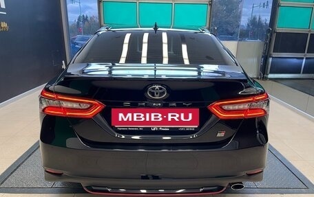 Toyota Camry, 2021 год, 3 450 000 рублей, 6 фотография