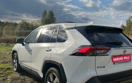 Toyota RAV4, 2020 год, 3 600 000 рублей, 5 фотография