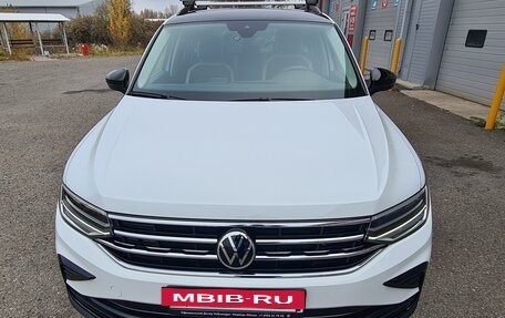 Volkswagen Tiguan II, 2022 год, 3 600 000 рублей, 2 фотография