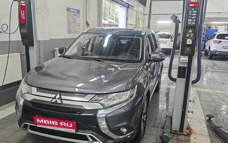 Mitsubishi Outlander III рестайлинг 3, 2018 год, 2 100 000 рублей, 1 фотография