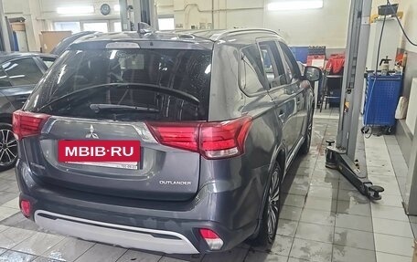 Mitsubishi Outlander III рестайлинг 3, 2018 год, 2 100 000 рублей, 4 фотография