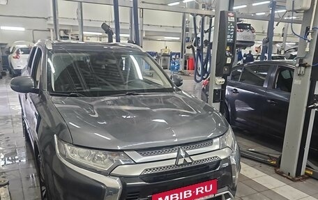 Mitsubishi Outlander III рестайлинг 3, 2018 год, 2 100 000 рублей, 2 фотография