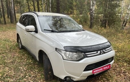 Mitsubishi Outlander III рестайлинг 3, 2013 год, 1 200 000 рублей, 2 фотография