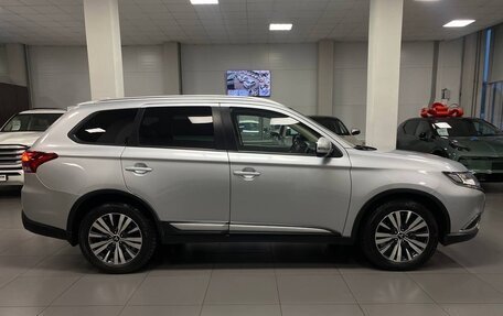 Mitsubishi Outlander III рестайлинг 3, 2018 год, 2 267 000 рублей, 6 фотография