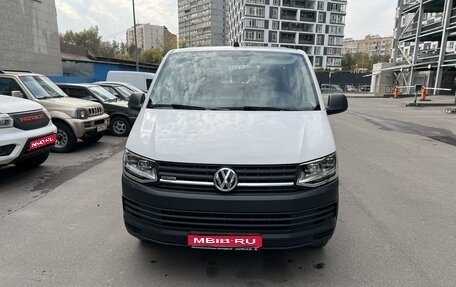 Volkswagen Caravelle T6 рестайлинг, 2017 год, 4 000 000 рублей, 1 фотография