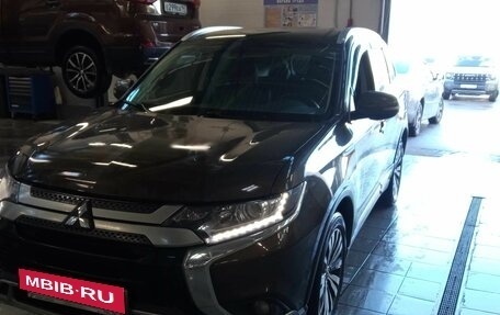 Mitsubishi Outlander III рестайлинг 3, 2019 год, 2 340 000 рублей, 1 фотография