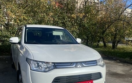 Mitsubishi Outlander III рестайлинг 3, 2013 год, 1 400 000 рублей, 9 фотография